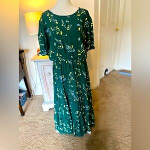 NWT Beautiful Dark Green Long Length Dress with Floral Design. Size XL